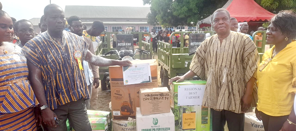 Kwasi Adu-Gyan (right), the Bono East Regional Minister, presenting a number of items including a tricycle and knapsack sprayers to Belidon Yaw Ninganton, the Regional Best Farmer, during the Farmers Day at Atebubu Kwasi Adu-Gyan (right), the Bono East Regional Minister, presenting a number of items including a tricycle and knapsack sprayers to Belidon Yaw Ninganton, the Regional Best Farmer, during the Farmers Day at Atebubu