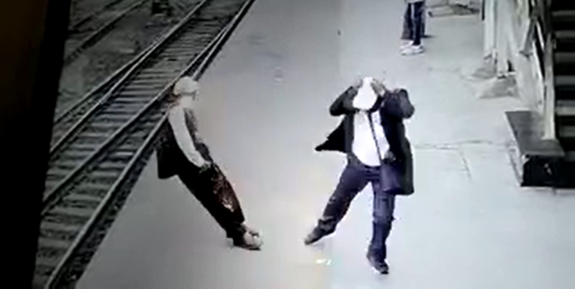 [VIDEO] India: Railway official who suffered burn injuries after live wire fell on his head undergoing treatment