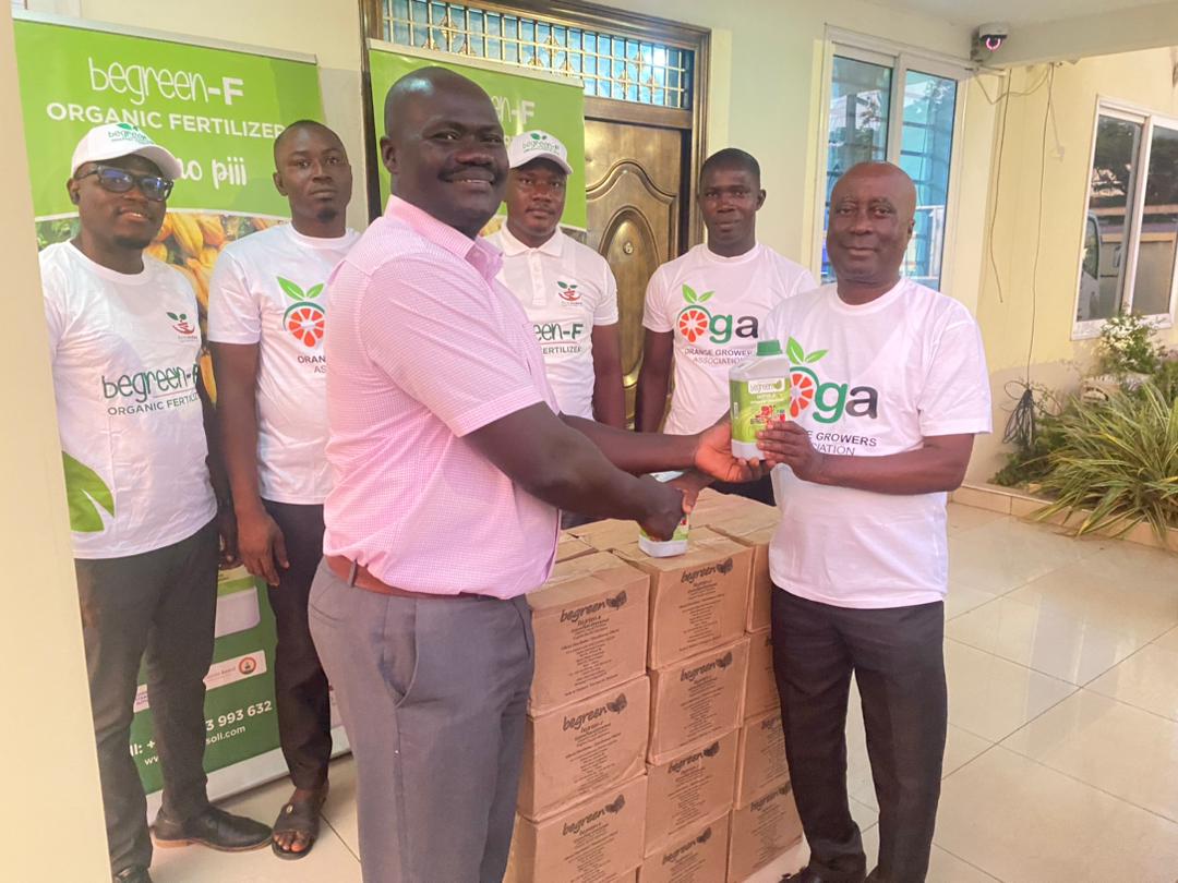 Daniel Baisie Jr (L), country director of Eco Index Agro Solutions Limited, handing over 200 litres of begreen-F Organic Liquid Fertilizer to Sam Dokyi (R), farm manager of Orange Growers Association, Eastern Regional Chapter Eco Index Agro Solutions donates over GH¢25K worth of fertilizer to Orange Growers