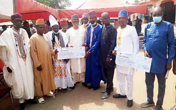 Mr Ben Abdallah Banda (4th from left), Coordinator of the Zongo Development Fund, and some representatives of the bereaved families with their dummy cheques Mr Ben Abdallah Banda (4th from left), Coordinator of the Zongo Development Fund, and some representatives of the bereaved families with their dummy cheques