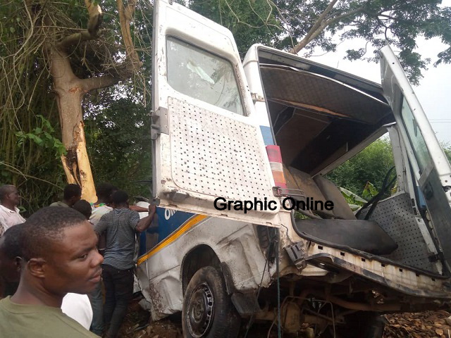 Residents and travellers swarm around the accident vehicle Residents and travellers swarm around the accident vehicle