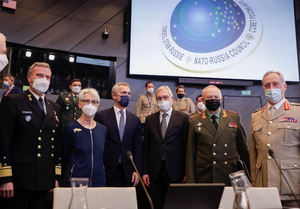 Russia says Ukraine talks hit 'dead end', Poland warns of risk of war