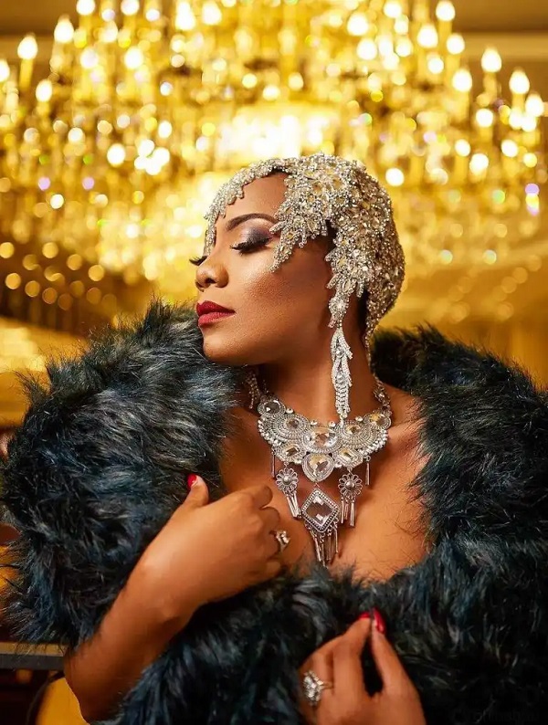Whether you have long or short hair, there is something nice for you to put on your head Looking good with hair accessories