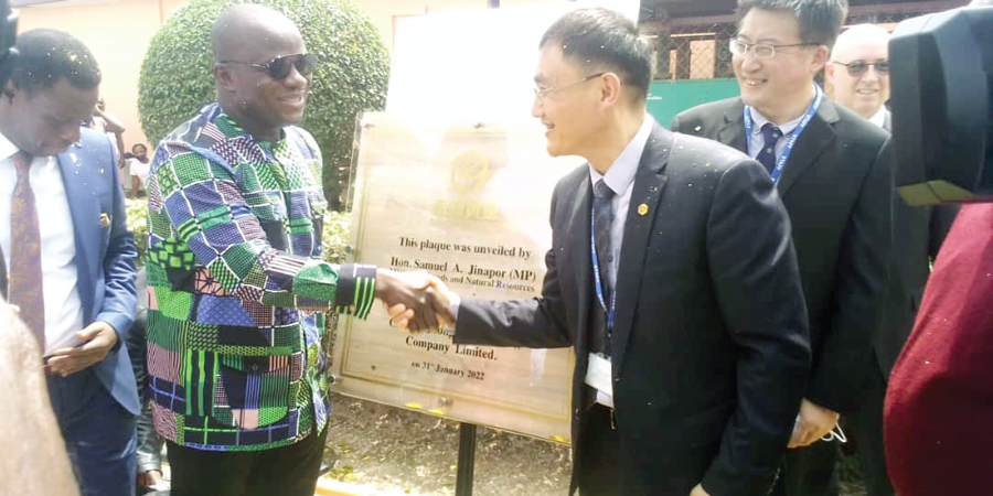Mr Samuel Abu Jinapor (2nd from left), Minister of Lands and Natural Resources, in a handshake with Mr Chen Zhiyong Kevin (right), Executive President of Chifeng Group and new Chairman of Golden Star Resources, at the handing-over ceremony Mr Samuel Abu Jinapor (2nd from left), Minister of Lands and Natural Resources, in a handshake with Mr Chen Zhiyong Kevin (right), Executive President of Chifeng Group and new Chairman of Golden Star Resources, at the handing-over ceremony