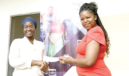 Nonkazimulo Quashie (right), Administrative Director of Allied Consortiums, presenting the cheque to a representative of Zongovation Hub Nonkazimulo Quashie (right), Administrative Director of Allied Consortiums, presenting the cheque to a representative of Zongovation Hub