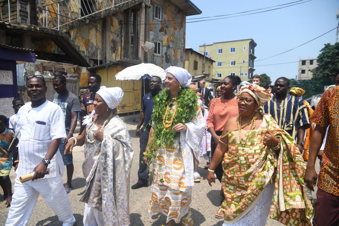 Nii Ayibonte II, the Gbese Mantse, congratulating Harriet Thompson after her enstoolment
