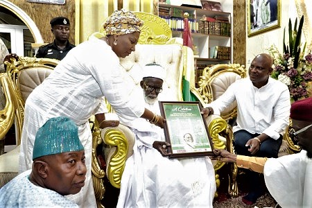 Ato Afful (right), Managing Director, Graphic Communications Group Limited, and Doreen Hammond (left), Editor, The Mirror, presenting a citation to Sheikh Osmanu Nuhu Sharubutu (2nd from left), the National Chief Imam, during the visit. Picture: EDNA SALVO-KOTEY Ato Afful (right), Managing Director, Graphic Communications Group Limited, and Doreen Hammond (left), Editor, The Mirror, presenting a citation to Sheikh Osmanu Nuhu Sharubutu (2nd from left), the National Chief Imam, during the visit. Picture: EDNA SALVO-KOTEY