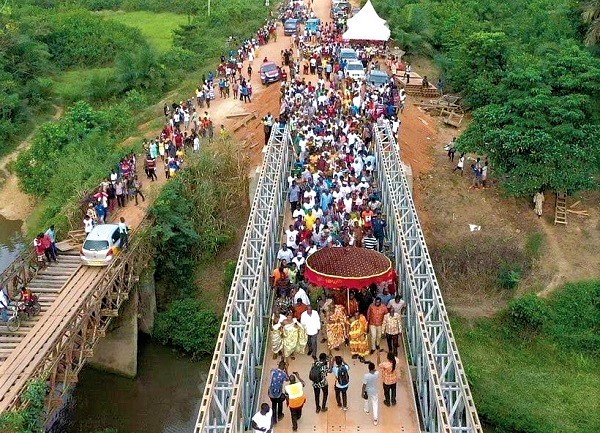 The new bridge (right), old bridge (left).