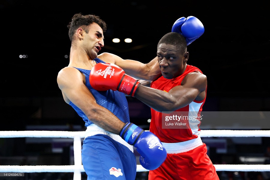 Jessie Lartey fights Mohammed Harris