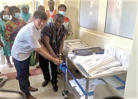 Jinho Kong (left) and Dr Owusu-Danso (right) unveiling the machine Jinho Kong (left) and Dr Owusu-Danso (right) unveiling the machine