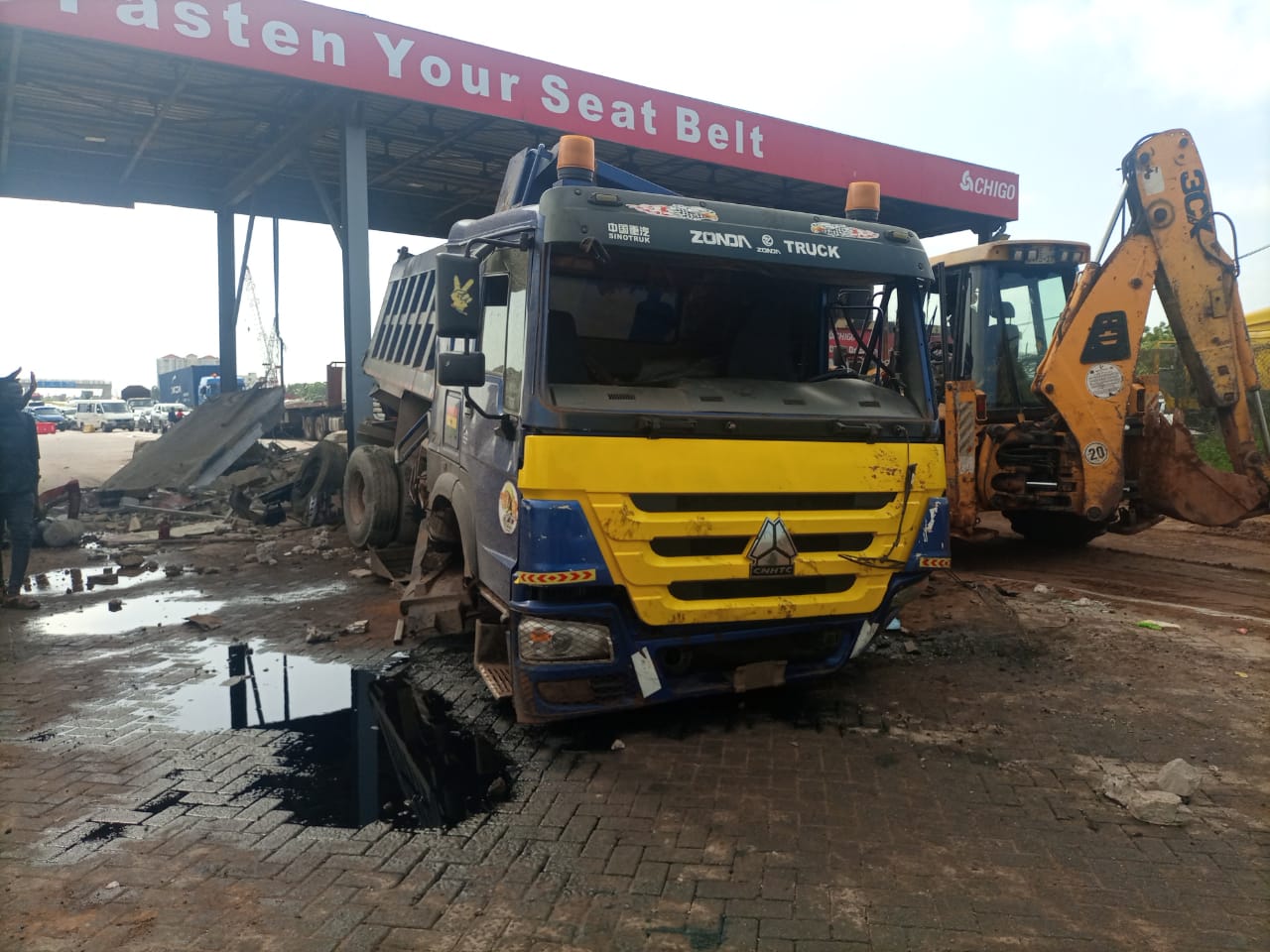 Truck crashes into toll booth at Tema, two injured Truck crashes into toll booth at Tema, two injured