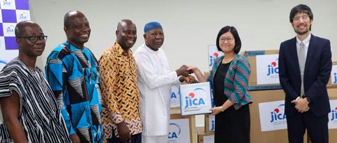 Maki Ozawa, the Senior Representative of JICA, presenting the items to Mahama Asei Seini, a Deputy Minister of Health Maki Ozawa, the Senior Representative of JICA, presenting the items to Mahama Asei Seini, a Deputy Minister of Health