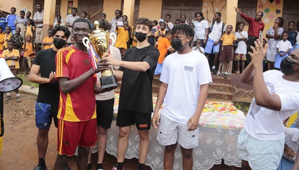 Kanada AMA captain receives trophy