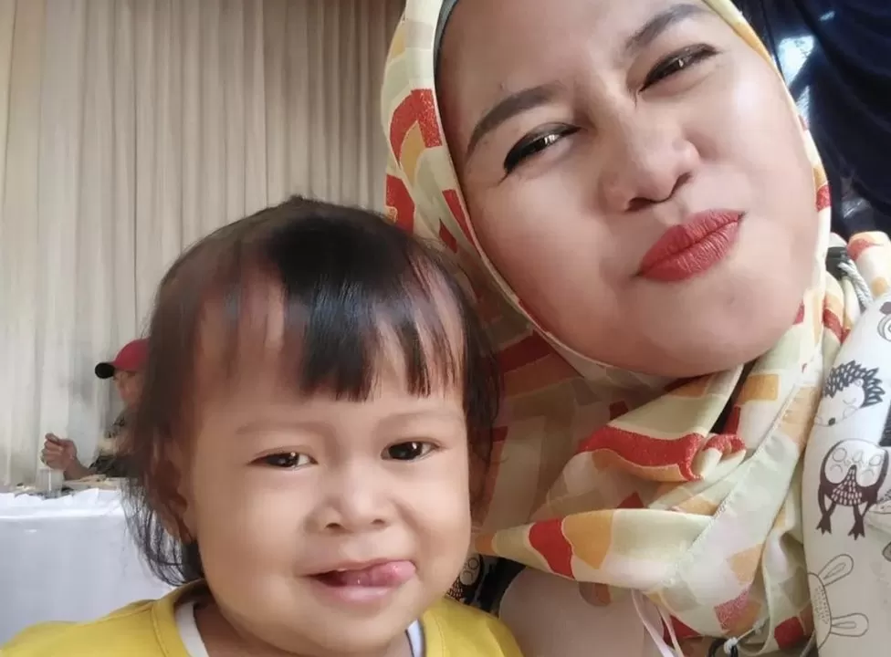 Agustina Melani and her only child Nadira, who died at 15 months old in August from kidney injuries Indonesia syrup deaths: Parents demand accountability as toll rises