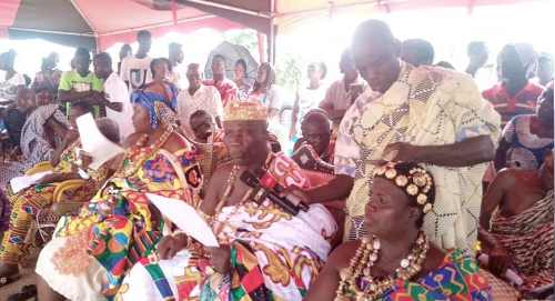  Nana Amoa VIII (middle), the Chief of Amosima, delivering his address at the festival