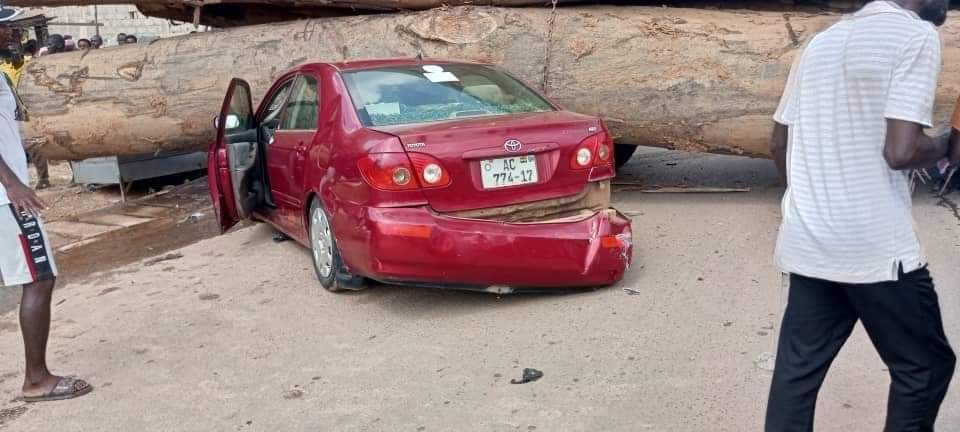 Bogoso: Timber truck causes havoc