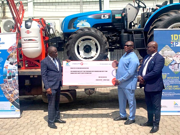 Isaac Emmisah Aidoo, the General Manager of Finance of GEXIM, presenting the cheque to Yaw Frimpong Addo, the Deputy Minister of Food and Agriculture in charge of Crops 