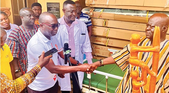 Robert Kyere (left) presenting the beds to Osabarima Ofosuhene Apenteng II, Asuomhene, while Maxwell Atuanor Dwirah and Kwasi Ansah Antwi Boasiako, the Asuom Health Centre Medical Assistant, look on Robert Kyere (left) presenting the beds to Osabarima Ofosuhene Apenteng II, Asuomhene, while Maxwell Atuanor Dwirah and Kwasi Ansah Antwi Boasiako, the Asuom Health Centre Medical Assistant, look on