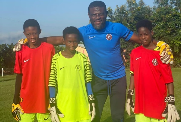 Fatawu Dauda (2nd right) with some of his young goalkeepers Fatawu Dauda (2nd right) with some of his young goalkeepers