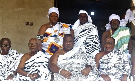 Nii Ayi-Bonte II (seated middle), the Gbese Mantse, with some elders of the Gbese Stool and Nii Ayikwei Kakalo I (right) Nii Ayi-Bonte II (seated middle), the Gbese Mantse, with some elders of the Gbese Stool and Nii Ayikwei Kakalo I (right)