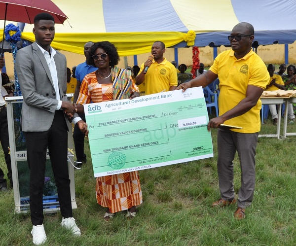 Mr Mawuli Dzamefe, President of the 1991 Year Group of the OSUA (right), presenting a cheque to one of the beneficiaries, Valice Godstime Boateng. 5 Old students of AWUSCO honoured
