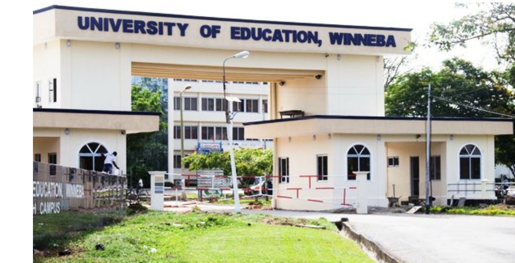 Police fire teargas to disperse protesting UEW students in Winneba Police fire teargas to disperse protesting UEW students in Winneba