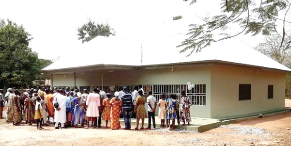Sikkens hands over bungalow to Tease Presby Hospital 