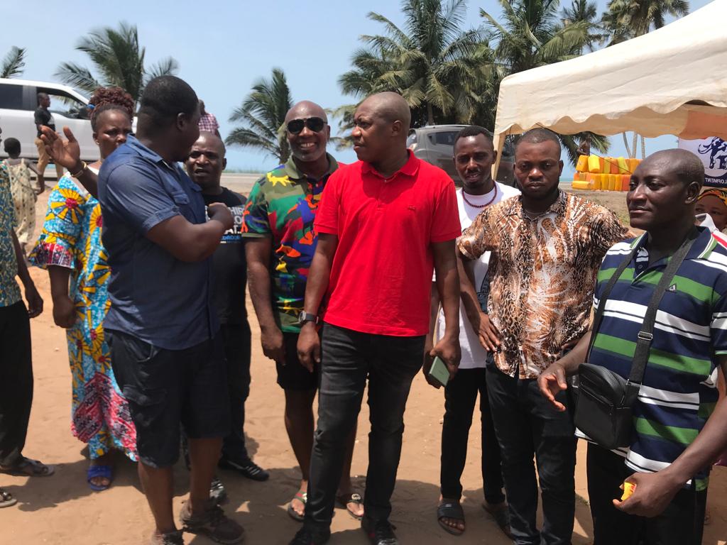 • Horace Ekow Ewusi (middle), Founder, Ekow Ewusi Foundation, engaging some residents during the screening exercise Horace Ekow Ewusi (middle), Founder, Ekow Ewusi Foundation, engaging some residents during the screening exercise