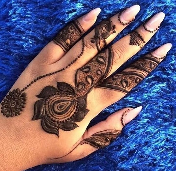 Henna is not the same as the permanent tattoos Stylish henna body art for Sallah