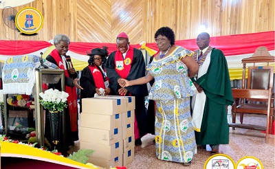 Very Rev. Evangelist Gordon Duah (right) presenting 1,000 New Testament Bibles to Rt. Rev. Moses K. Jackson for the children’s ministry of the Somanya Diocese Very Rev. Evangelist Gordon Duah (right) presenting 1,000 New Testament Bibles to Rt. Rev. Moses K. Jackson for the children’s ministry of the Somanya Diocese