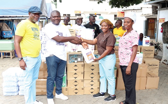 Kwame Odoi Danquah (2nd from left), President, Accra Academy 1992-Year Group, presenting the items to Linda Nyamekye (2nd from right), Senior Staff Midwife, Kaneshie Polyclinic. With them are Gifty Mensah (right), Staff Midwife, Kaneshie Polyclinic, and members of the Accra Academy 1992-Year Group. Picture: ELVIS NII NOI DOWUONA Kwame Odoi Danquah (2nd from left), President, Accra Academy 1992-Year Group, presenting the items to Linda Nyamekye (2nd from right), Senior Staff Midwife, Kaneshie Polyclinic. With them are Gifty Mensah (right), Staff Midwife, Kaneshie Polyclinic, and members of the Accra Academy 1992-Year Group. Picture: ELVIS NII NOI DOWUONA