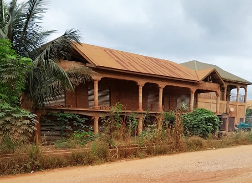 Above is a building that has lost its paintings and beauty due to the dust from the road