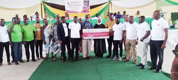Adamu-Zibo (arrowed), Managing Director of FEDCO, presenting a dummy cheque to representatives of the cocoa farmers during the meeting at Assin Fosu. With her are some of the district officers of FEDCO Adamu-Zibo (arrowed), Managing Director of FEDCO, presenting a dummy cheque to representatives of the cocoa farmers during the meeting at Assin Fosu. With her are some of the district officers of FEDCO