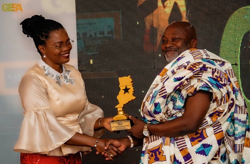 Madam Emma Adwoa Appiah Osei - Duah, Director of Communications (Zoomlion Ghana Limited) presenting an award to Nii Ahene Nunoo III