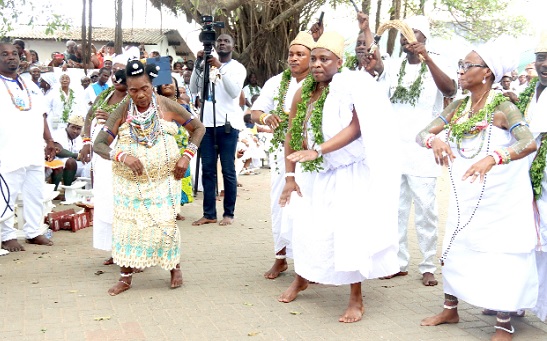 Nii Adjei Koofeh IV (2nd from right), La Shikitele, performing the Kpaa dance