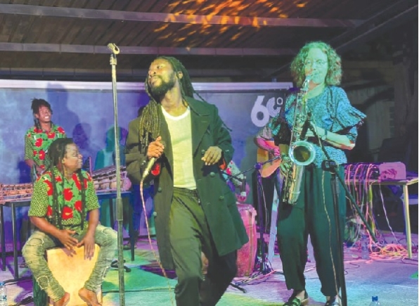 Bongofari (with mic) and Katrine Suwalski on sax at the concert Bongofari (with mic) and Katrine Suwalski on sax at the concert