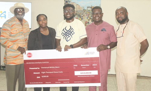 Francis Dadzie (left), Executive Director, Advertising Association of Ghana, presenting a dummy cheque to Emmanuel Mihilov Mann (middle), winner of the AAG Logo Competition. With them are Andrew Ackah (2nd from right), President of the Advertising Association of Ghana; Clarence Amoatey (right), Vice President of AAG; and Sharon Mills (2nd from left), Council Member of AAG