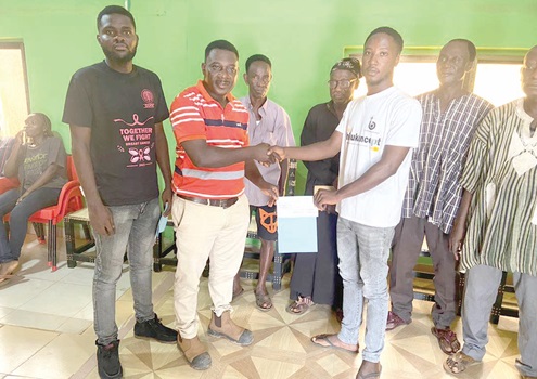 Christopher Asiedu (2nd from left), Assistant Community Relations Officer of the GOPDC, presenting a cheque to Marfo Ntiamoah (2nd from right), one of the beneficiary students Christopher Asiedu (2nd from left), Assistant Community Relations Officer of the GOPDC, presenting a cheque to Marfo Ntiamoah (2nd from right), one of the beneficiary students
