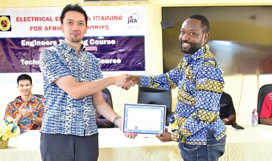 Oda Ryotaro (left), Deputy Country Manager of JICA Ghana, presenting a certificate to one of the trainees at the end of the training ceremony Oda Ryotaro (left), Deputy Country Manager of JICA Ghana, presenting a certificate to one of the trainees at the end of the training ceremony