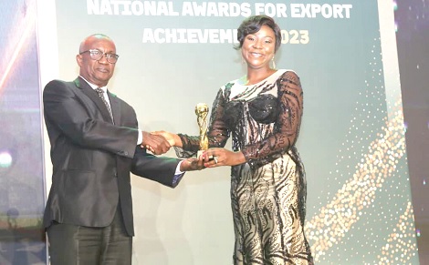Bright Evans Darko, Head of SME Banking, Ghana Exim Bank, presenting the Gold Award for Export to Gifty E. Appiah of Latex Foam at the 2023 President’s National Awards for Export Achievement in Accra. Picture: SAMUEL TEI ADANO Bright Evans Darko, Head of SME Banking, Ghana Exim Bank, presenting the Gold Award for Export to Gifty E. Appiah of Latex Foam at the 2023 President’s National Awards for Export Achievement in Accra. Picture: SAMUEL TEI ADANO