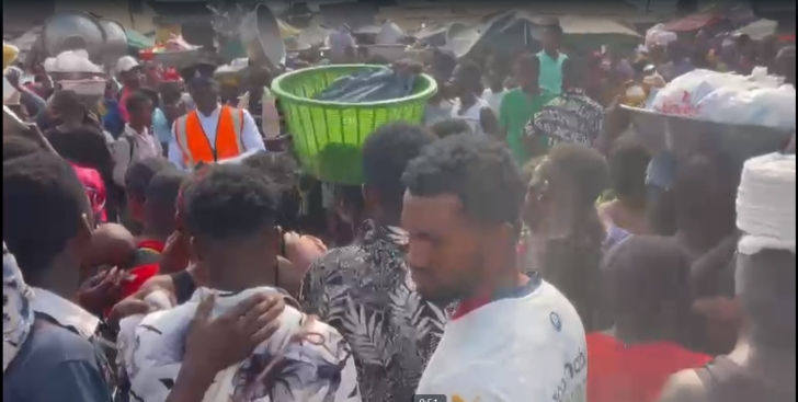 Accra: Truck runs over Xmas hawkers, shoppers at CMB market, one person killed, 3 injured [VIDEO]