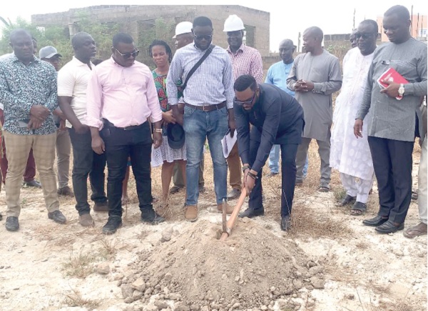 Clement Nii Lamptey Willkinson (with the axe), Municipal Chief Executive, Ga West, cutting the sod for the construction of the four-storey Kayayei hostel facility Construction of 4-storey hostel facility for Kayayei begins