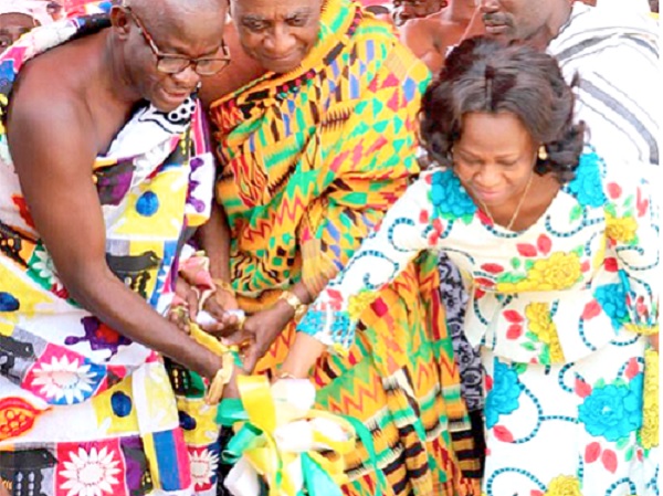 • Nana Osei Kofi (left), Sabin Akrofromhene, being assisted by Prof. Oheneba Boakye-Adjei II (middle), Otumfuo’s Hiahene, and Gloria Temmah Gambrah, a Special Aid to the Ashanti Regional Minister, to cut the sod for the commencement of the market complex Sabin Akrofrom market project takes off