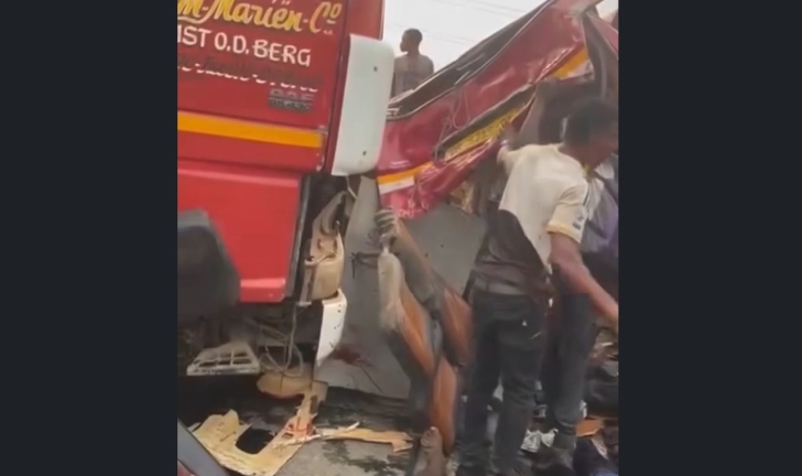 Truck runs over mini bus on Amasaman-Nsawam road, 7 killed Truck runs over mini bus on Amasaman-Nsawam road, 7 killed