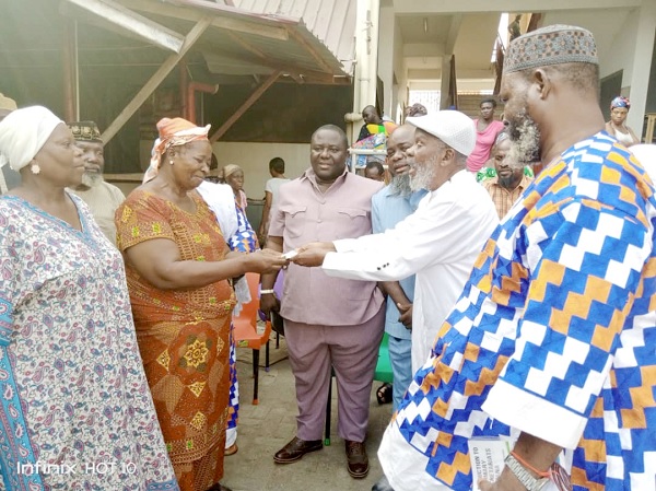Nii Odoi Laryea (2nd from right), head of the Nii Odoitso Odoi Kwao Family, presenting the cash to Christiana Laryea (2nd from left) La Leshie Mantse supports traders with GH¢20,000