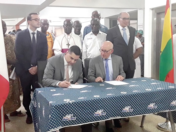 Dr Ian Borg (left) , Minister for Foreign and European Affairs and Trade of Malta, and Mario Cappello, Founder and CEO of HopeXchange Medical Centre, signing the MoU Government of Malta, HopeXchange Medical Centre sign MoU on digital health