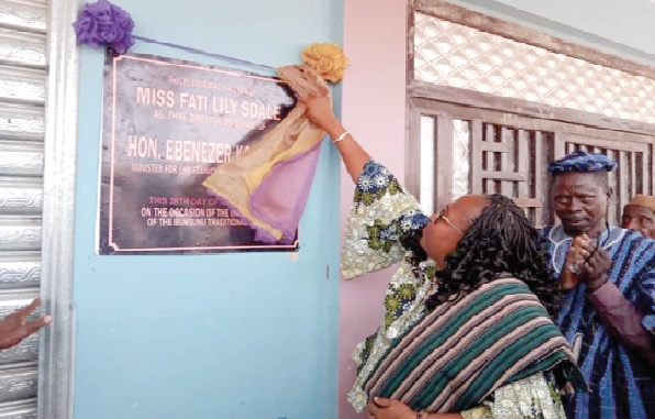 • Fati Lily Soale, acting Chief Director at the Ministry of Chieftaincy and Religious Affairs, unveiling the plague of the Busunu Traditional Council 4 Traditional councils in Savannah Region inaugurated