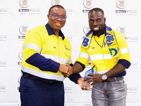 Joshua Mortoti (left), Executive Vice-President and Head, Gold Fields West Africa, presenting an award to a beneficiary
