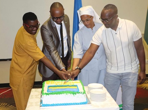 Acting Charge d’Affaires of the High Commission of Rwanda in Ghana, Theophile Rurangwa (2nd from left) joined by the chairperson of the Rwandan Community in Ghana, Francois-Xavier Bikorimana (left) and other Rwandans to cut the 29th anniversary cake in celebration of Rwanda’s Liberation Day in Accra.