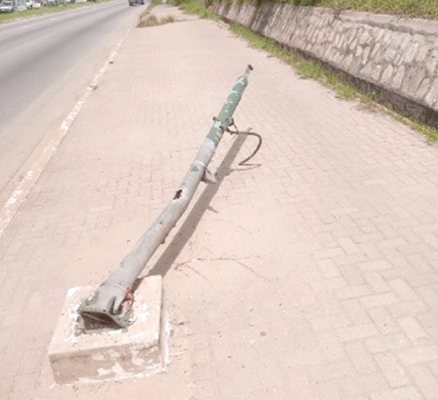 A falling traffic light along the Liberation Road